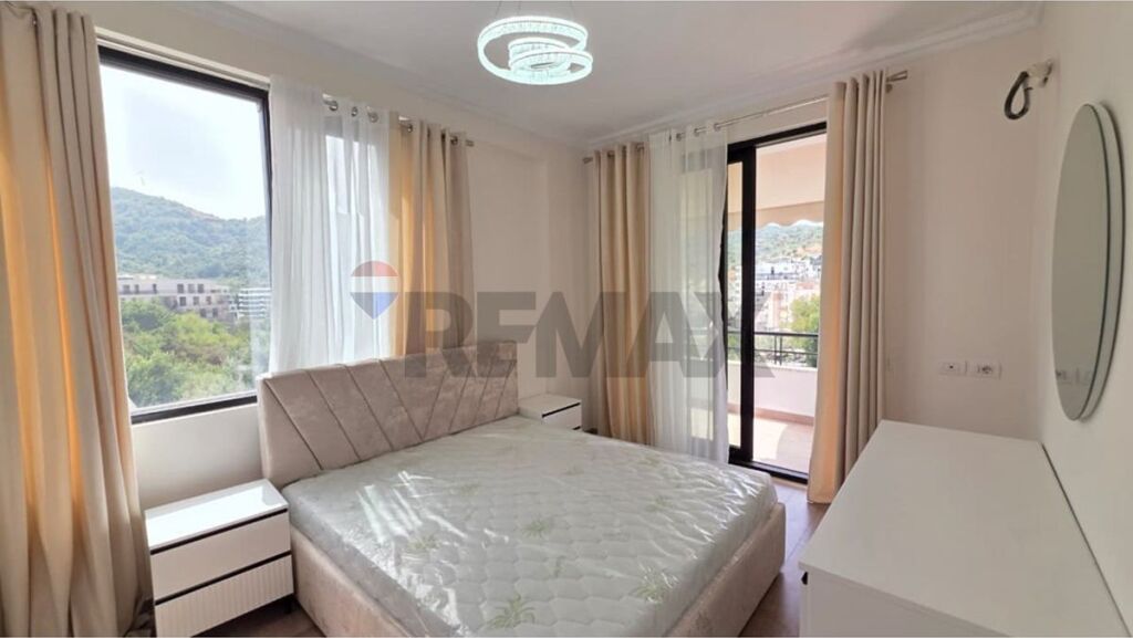 Shitet apartament 2+1 me pamje nga Liqeni i Thate