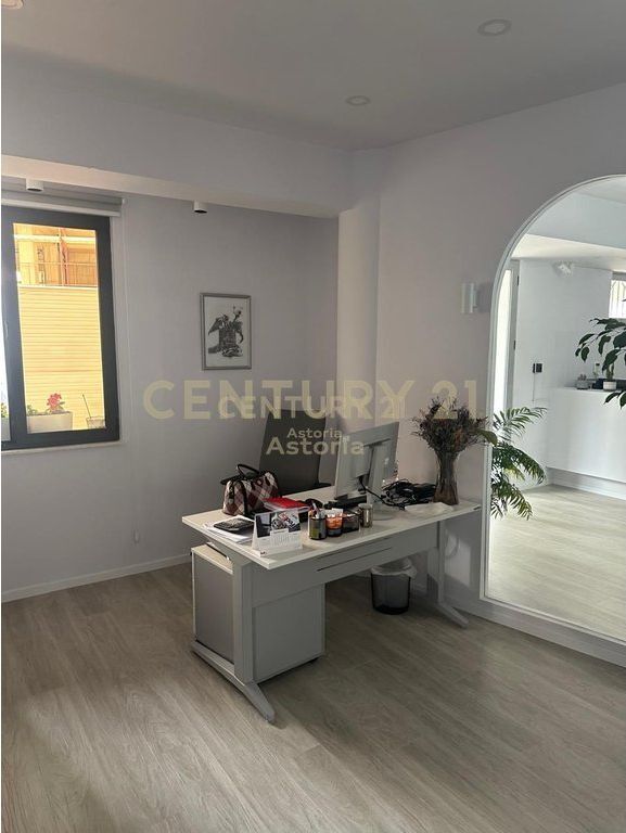 Locale commerciale in vendita, vicino a Tirana Ring Center.