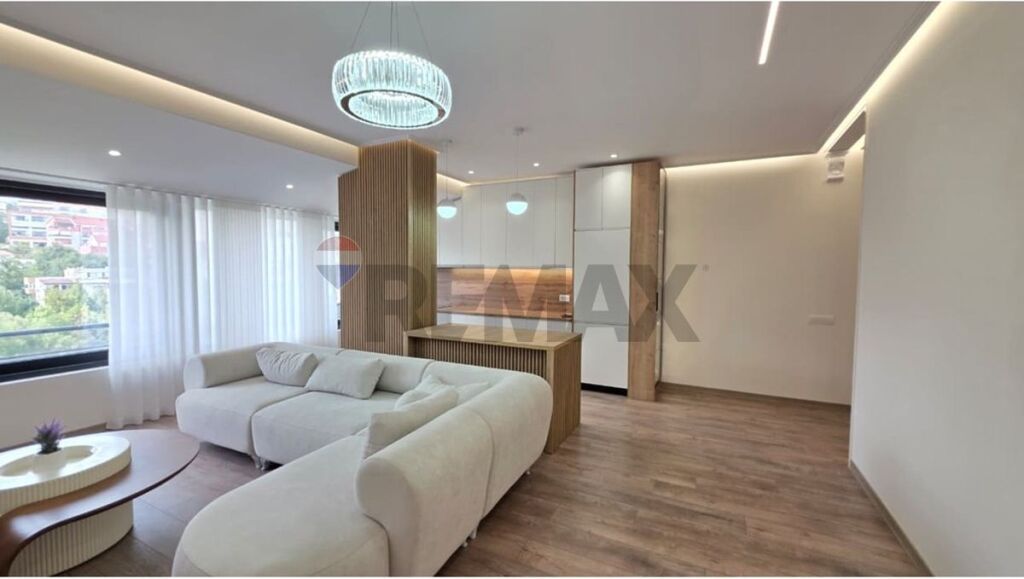 Shitet apartament 2+1 me pamje nga Liqeni i Thate