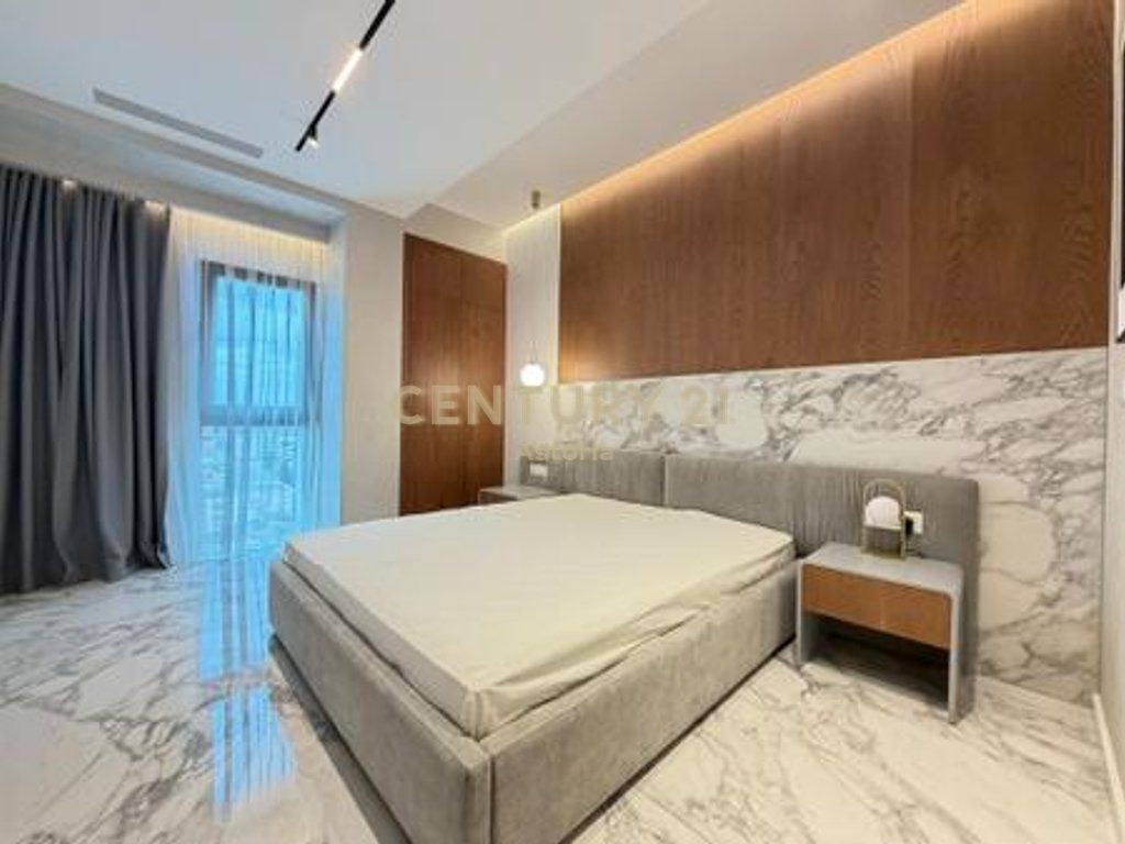 Shitet Duplex luksoz 221 m² + parkim te mbyllur te "Square 21", Tiranë