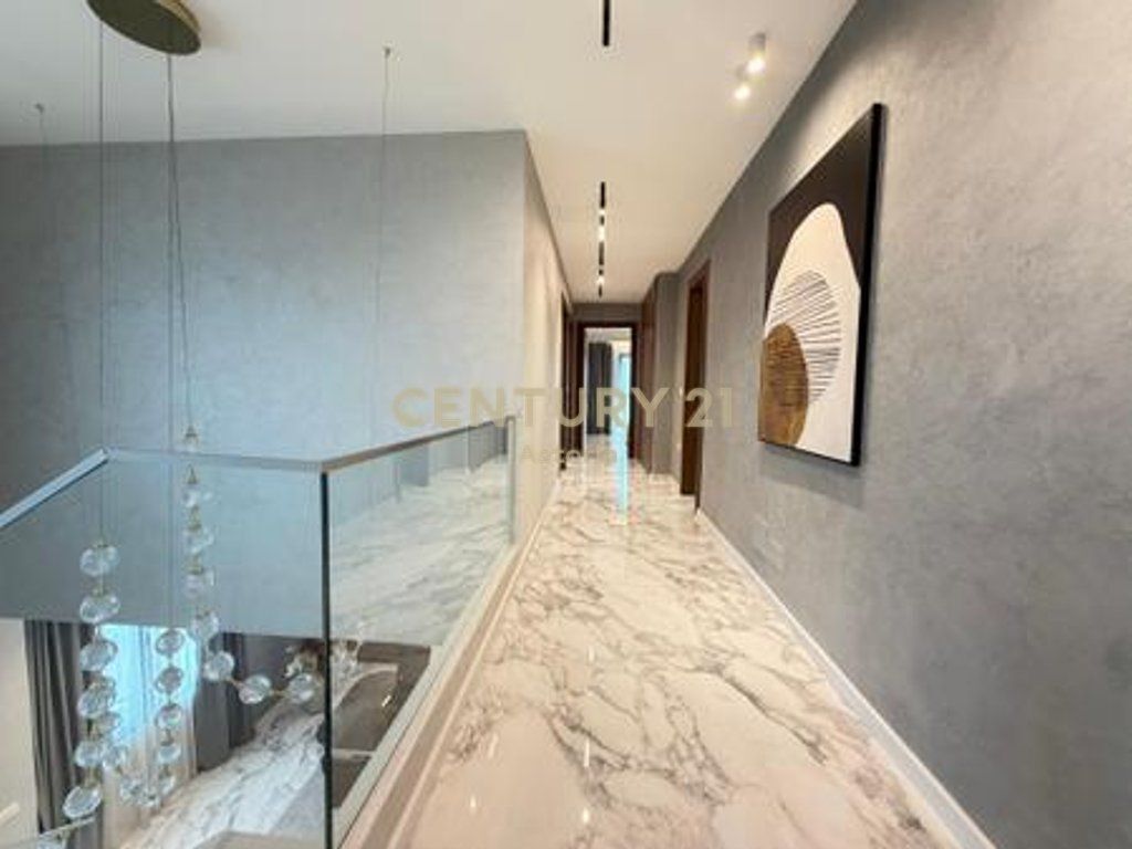 Shitet Duplex luksoz 221 m² + parkim te mbyllur te "Square 21", Tiranë