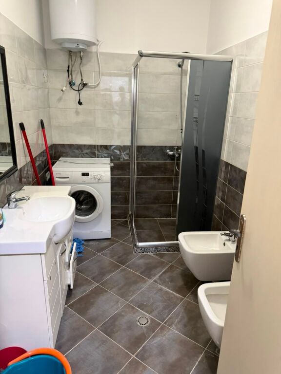 Fresk prane Institutit te Fizikes Berthamore jepet me qera apartament 2+1,i mobiluar 47,000 leke