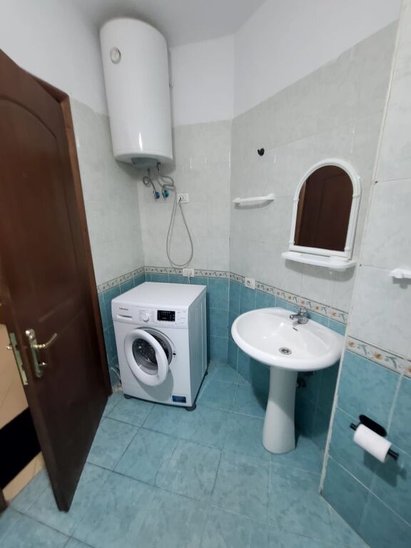 Jepet apartament me Qera 2+1,ne zonen e Freskut.