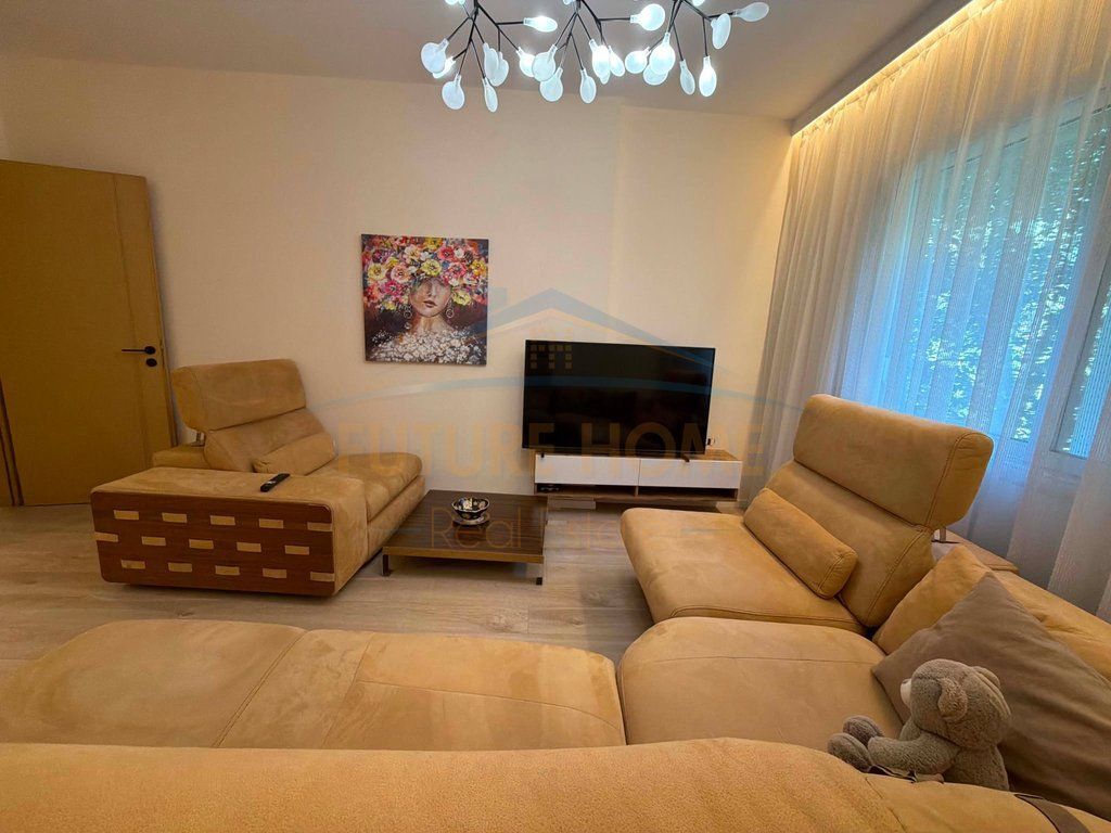Shitet, Apartament 2+1+2, Komuna e Parisit