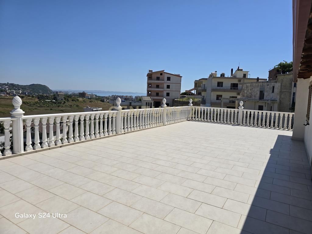 TERRENO+AMBIENTE+VILLA SU DUE PIANI CON SOFFITTA ( 411m2 costruzione )