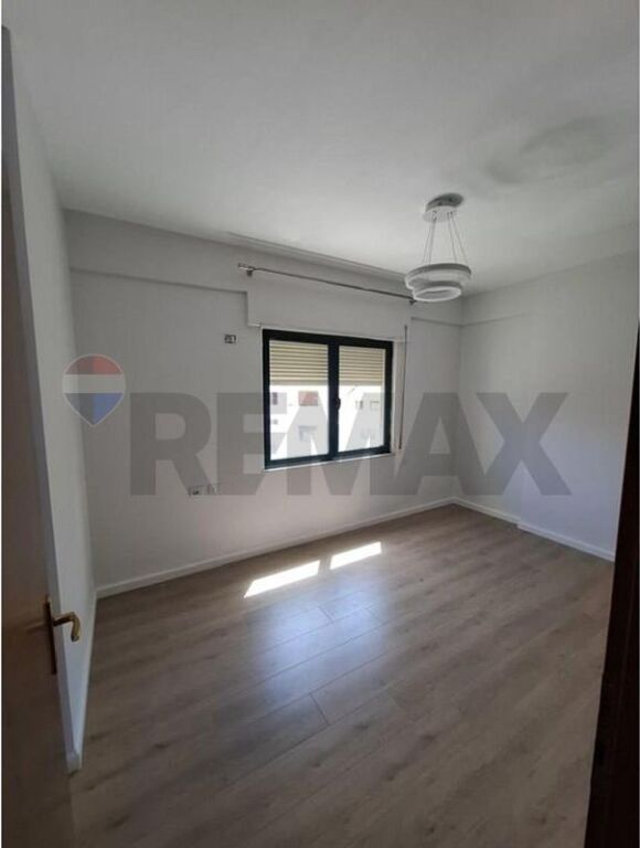 Apartament - Për Shitje - Komuna e Parisit, Tiranë