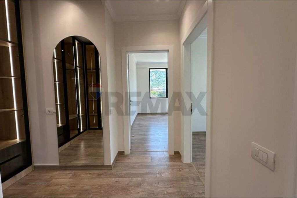 Shitet apartament 2+1 me pamje nga Liqeni i Thate