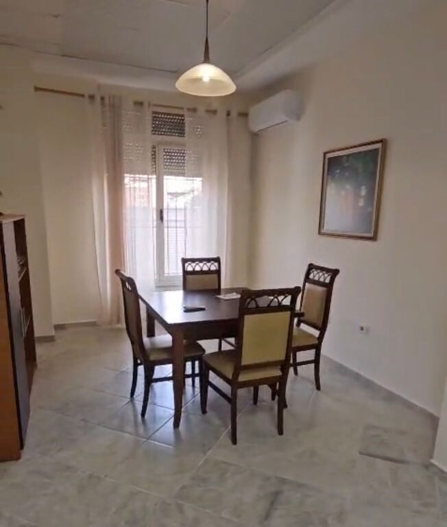 Apartament 2+1 me qira tek Rr Kavajes!