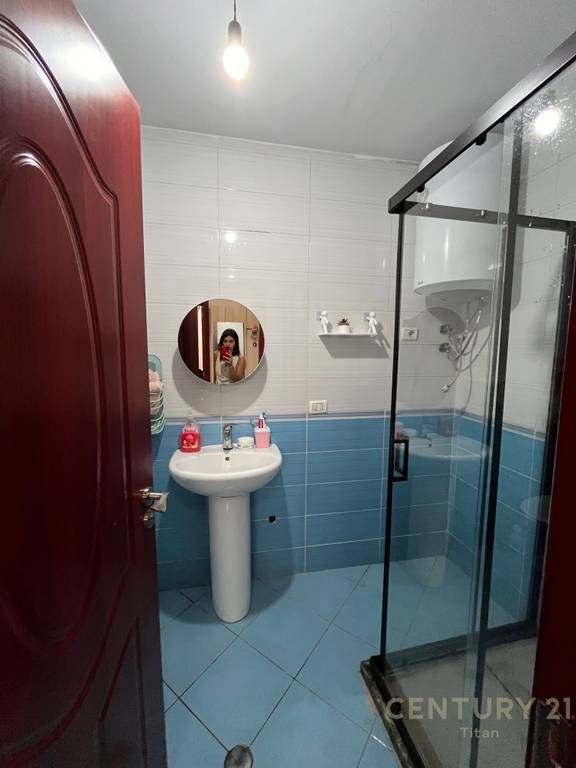 Shitet apartament modern 2+1+2 prane Bar Artistit, Astir!