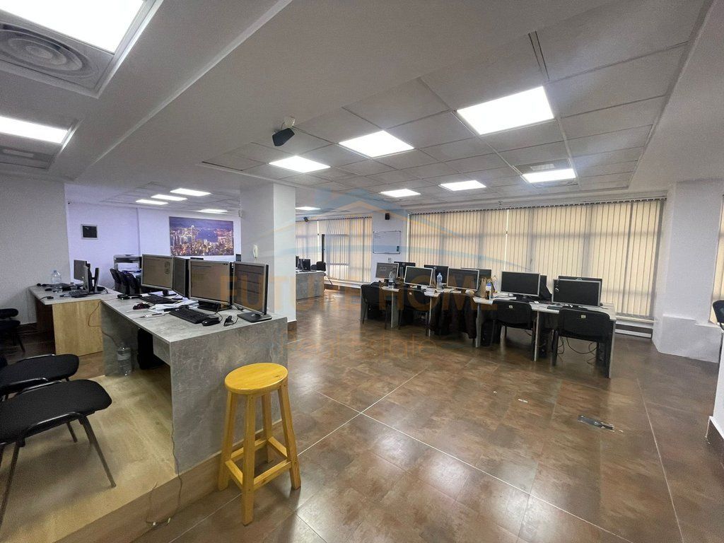 AMBIENT BIZNESI PER QERA I RRUGA E BARRIKADAVE