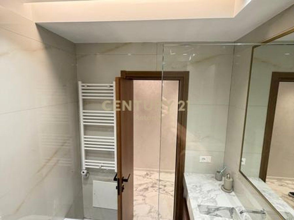 Shitet Duplex luksoz 221 m² + parkim te mbyllur te "Square 21", Tiranë