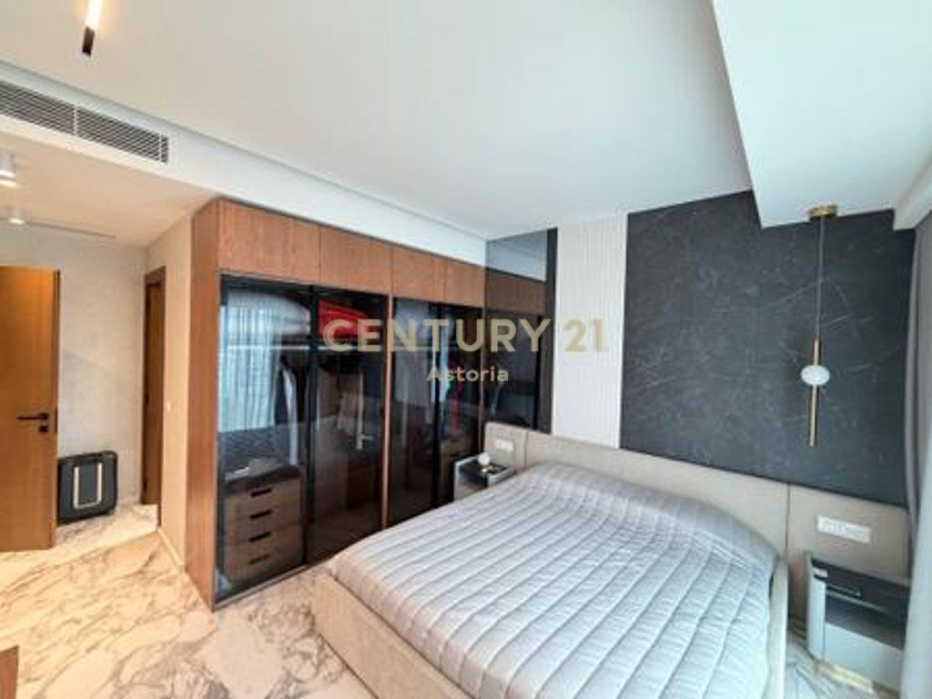 Shitet Duplex luksoz 221 m² + parkim te mbyllur te "Square 21", Tiranë