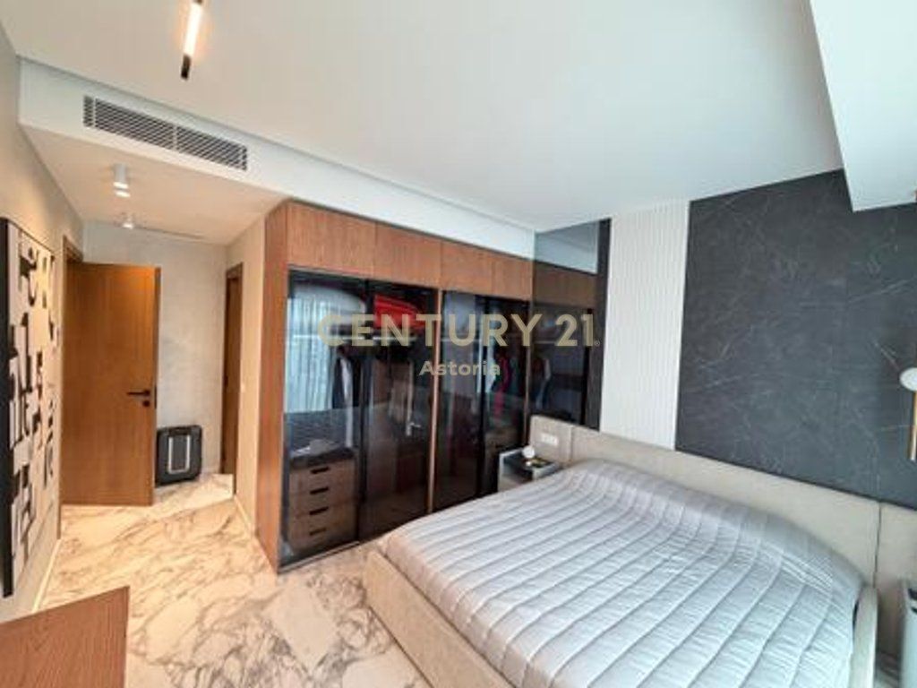 Shitet Duplex luksoz 221 m² + parkim te mbyllur te "Square 21", Tiranë