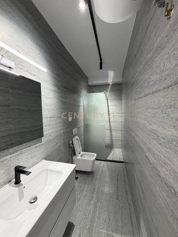 Apartament 2+1 me Verandë dhe Parkim në Plazh, Durrës !!