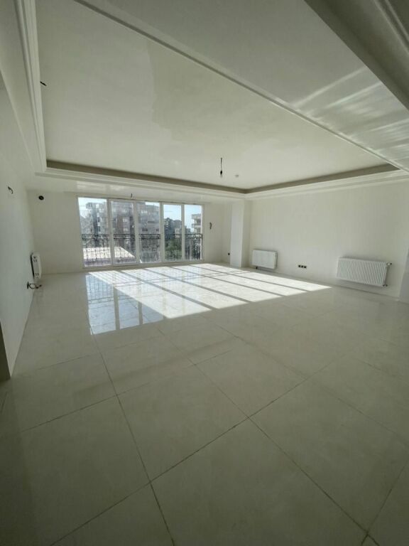 Selite, jepet me qera ambient biznesi 200m2.