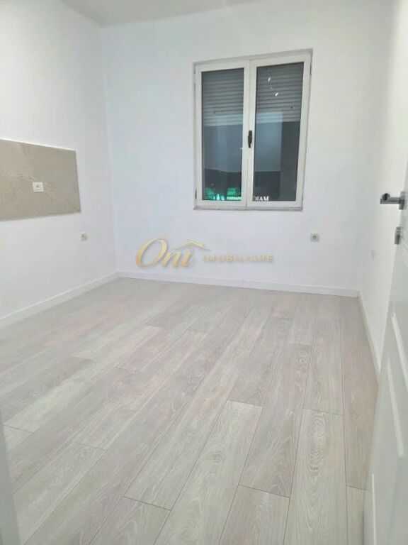 RRUGA E KAVAJES, AMBIENT ZYRE ME QERA