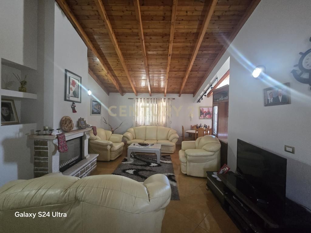 TERRENO+AMBIENTE+VILLA SU DUE PIANI CON SOFFITTA ( 411m2 costruzione )