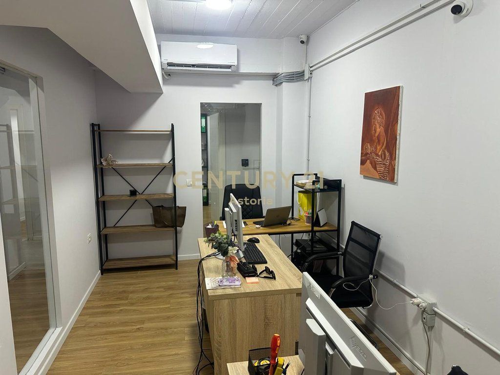 Locale commerciale in vendita, vicino a Tirana Ring Center.