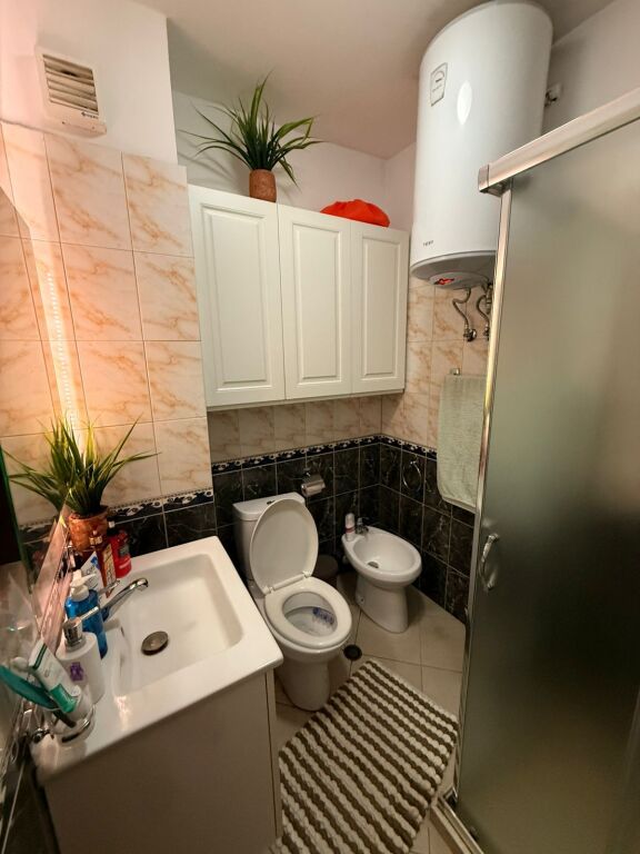 🏡 Apartament 1+1 me qera  📍 Kodra e Diellit, ngjitur me kopshtin botanik 💰 Çmimi: 80.000 Lekë/Muaj (i diskutueshëm)