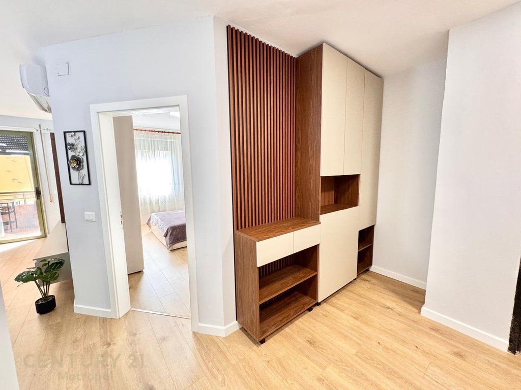 AFFITTASI APPARTAMENTO ADATTO COME 2+1, COMUNE DI PARIGI! 850 € /Mese 80.000 Lek /Mese
