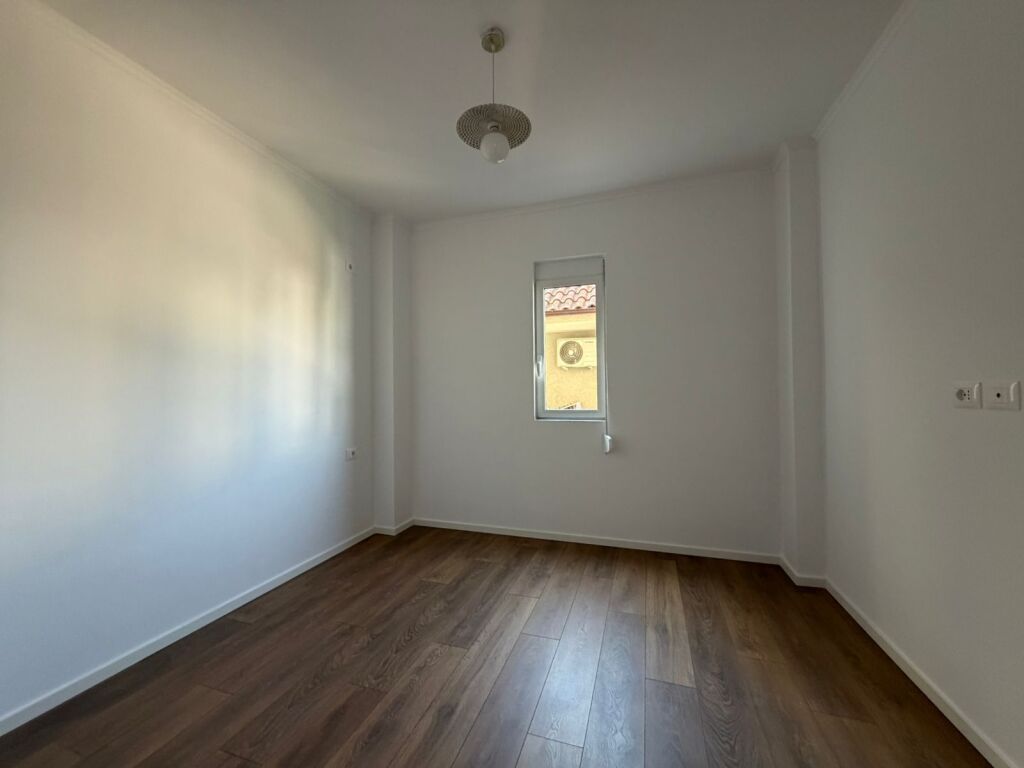 SHITET APARTAMENT 1+1 TE ZONA  E ALI DEMIT,PRANË SHKOLLES 1 MAJI