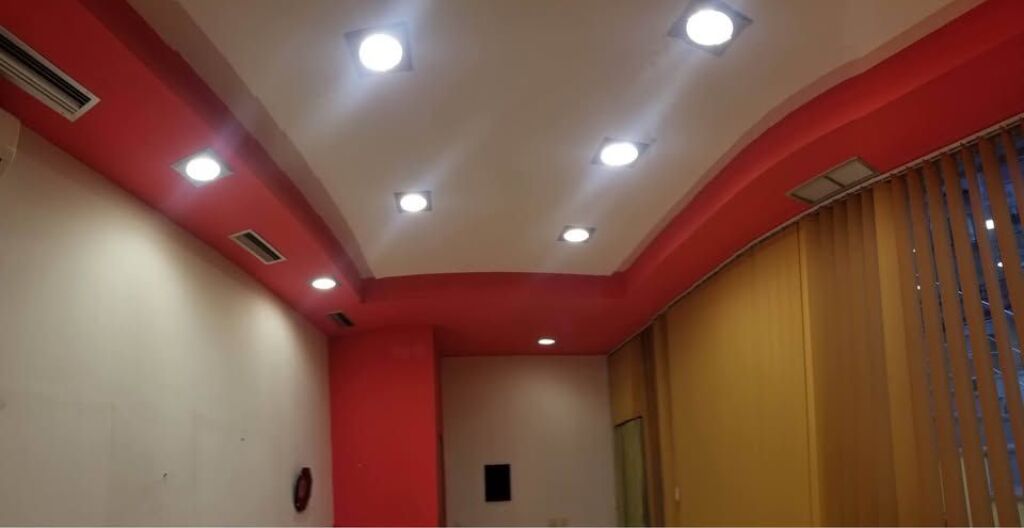 Shop for sale in the 15 Tetori Fier neighborhood only 300 meters from the city center.