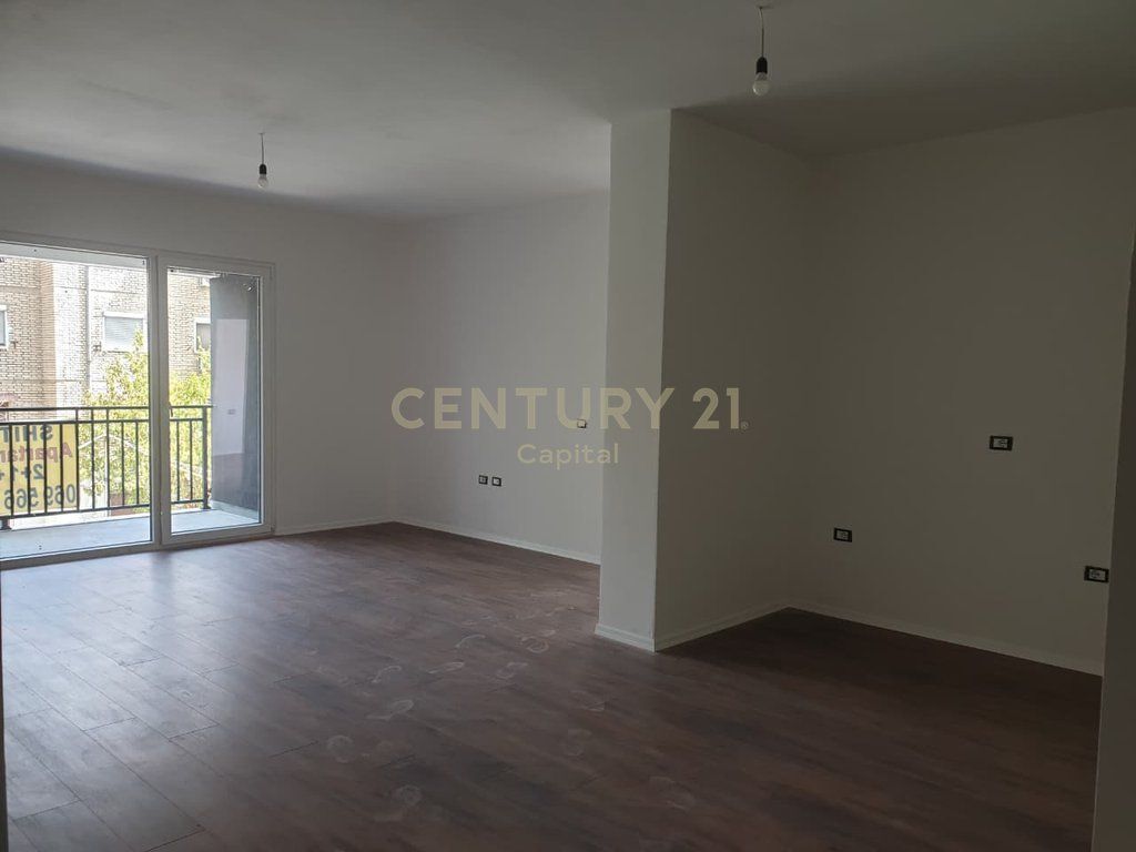 SHITET APARTAMENT 2+1+2 + PARKIM – XHAMLLIK, PRANË KOMPLEKSIT “TEK OXHAKU”