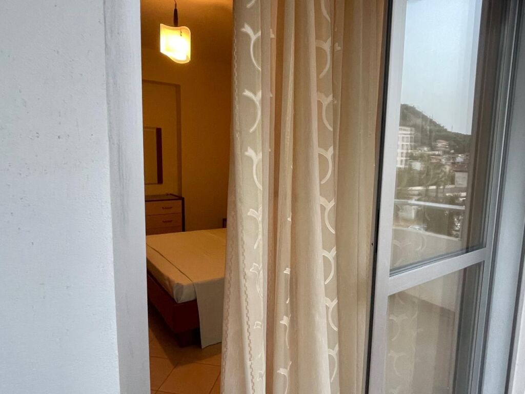 APARTAMENT 1+1 ME QERA AFATGJATË – LUNGOMARE,VLORE