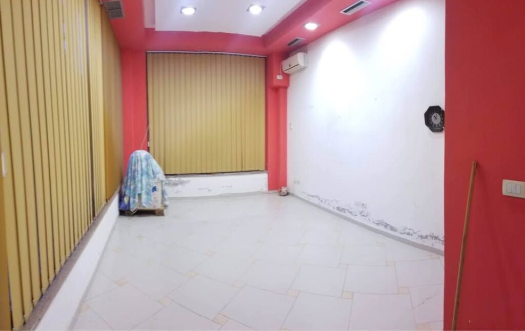 Shop for sale in the 15 Tetori Fier neighborhood only 300 meters from the city center.