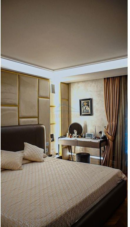 Shitet Apartament Luxury 2+1+2, Komuna e Parisit, Tiranë.