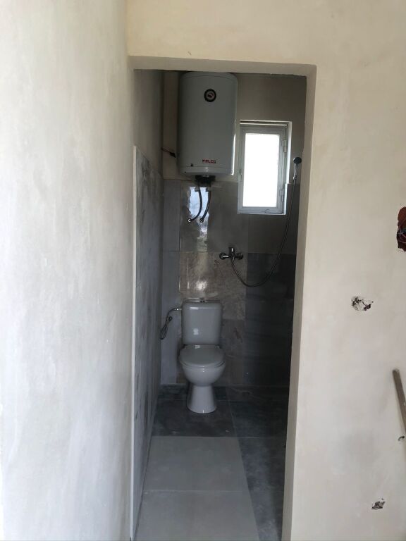 CASA PRIVATA 1 PIANO 1+1 IN AFFITTO  1000 M2 DI TERRENO - KOMBINAT, TIRANA
