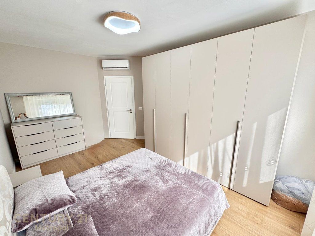 AFFITTASI APPARTAMENTO ADATTO COME 2+1, COMUNE DI PARIGI! 850 € /Mese 80.000 Lek /Mese