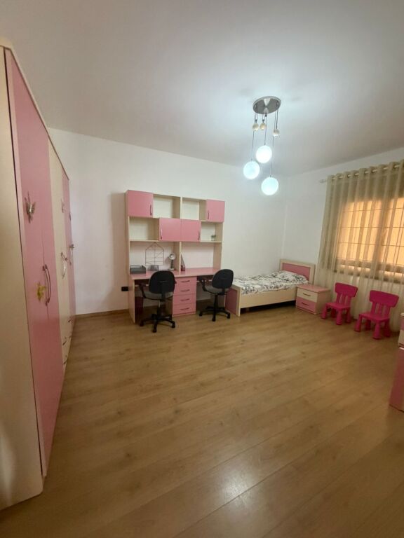 Si dà 3+1 + parcheggio alle ville tedesche arredate 2° piano villa 70000 lek