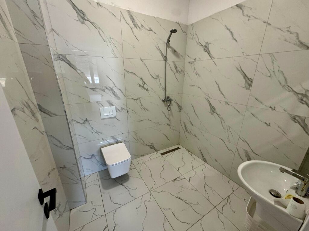 📣 QERA Apartament 2+1 Me 2 Tualete Dhe Parking 📍White Palace, Paskuqan ✨
