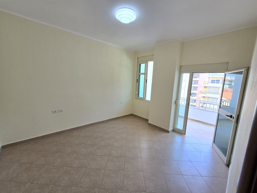 Shitet apartament 1+1