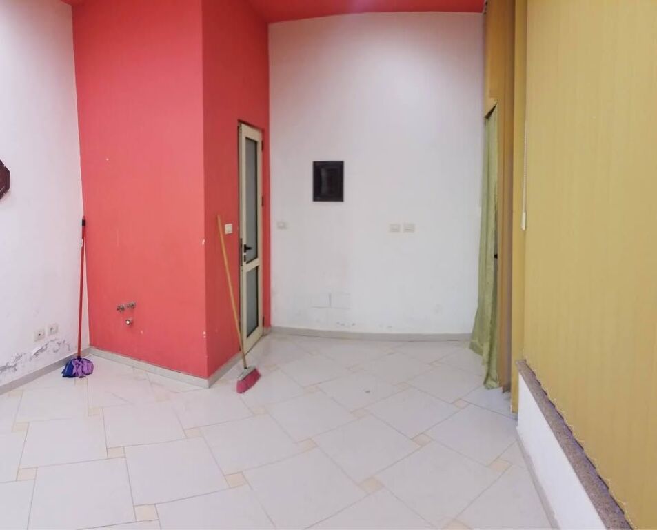Shop for sale in the 15 Tetori Fier neighborhood only 300 meters from the city center.