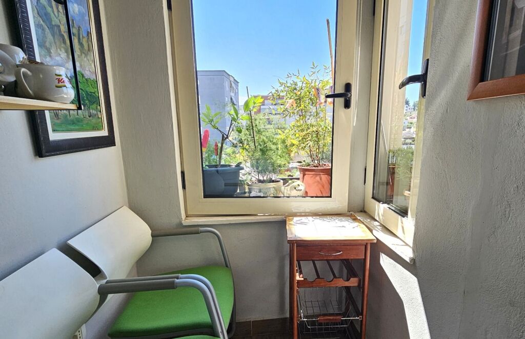 IN VENDITA: 2+1 + 2 BAGNI | ALI DEMI 📍 – VICINO AL CAMPO SPORTIVO | 92 m² NETTI | 4° PIANO | VISTA APERTA | SENZA ASCENSORE | RISTRUTTURATO | 176.000 €