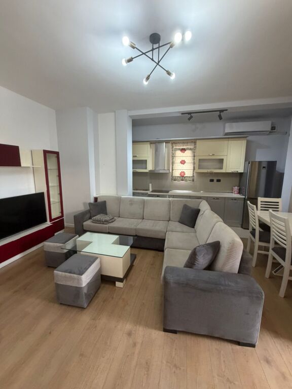 Si dà 3+1 + parcheggio alle ville tedesche arredate 2° piano villa 70000 lek