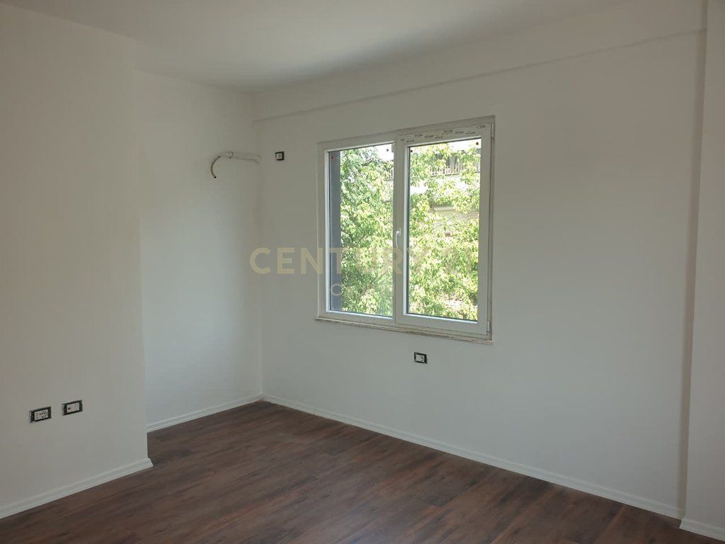 SHITET APARTAMENT 2+1+2 + PARKIM – XHAMLLIK, PRANË KOMPLEKSIT “TEK OXHAKU”