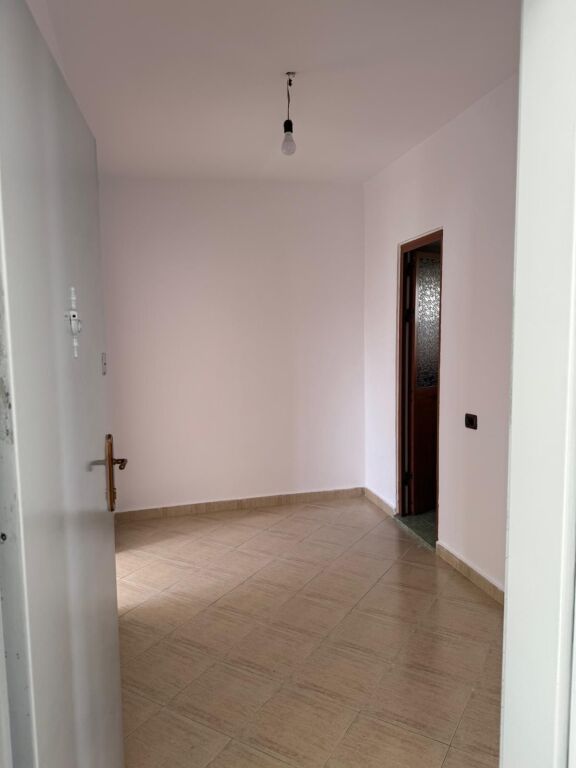 Affittasi 1+1 Vuoto Ali Demi 400 mila lek
