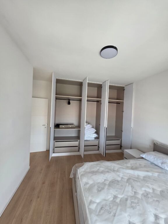 Bulevardi i Ri,Kompleksi Ndregjoni,jepet me qera apartament 2+1,i sapo mobiluar.75,000Leke   