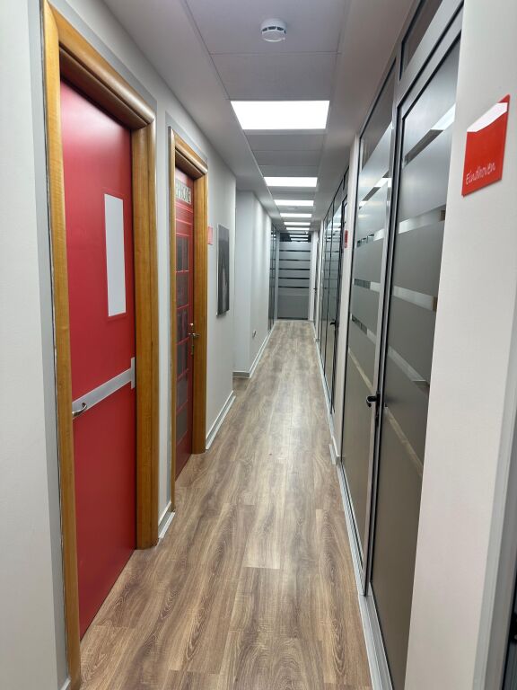 Zyre Me Qera Tek Piramida (ID BZ21042) Tirane