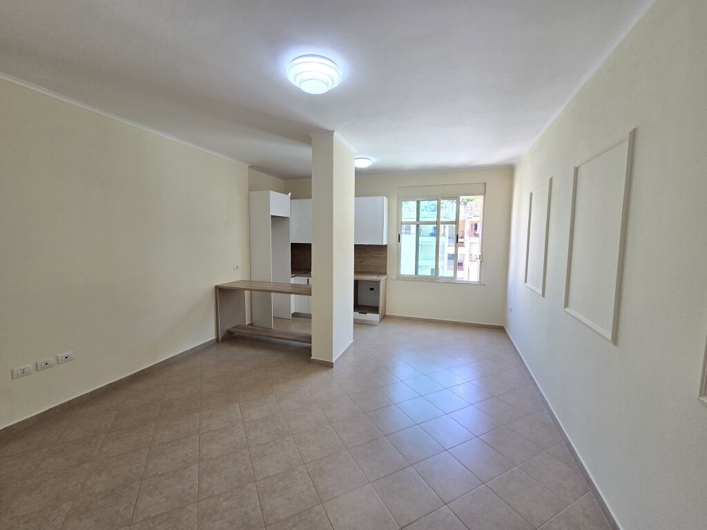 Shitet apartament 1+1