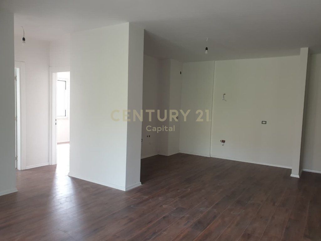 SHITET APARTAMENT 2+1+2 + PARKIM – XHAMLLIK, PRANË KOMPLEKSIT “TEK OXHAKU”