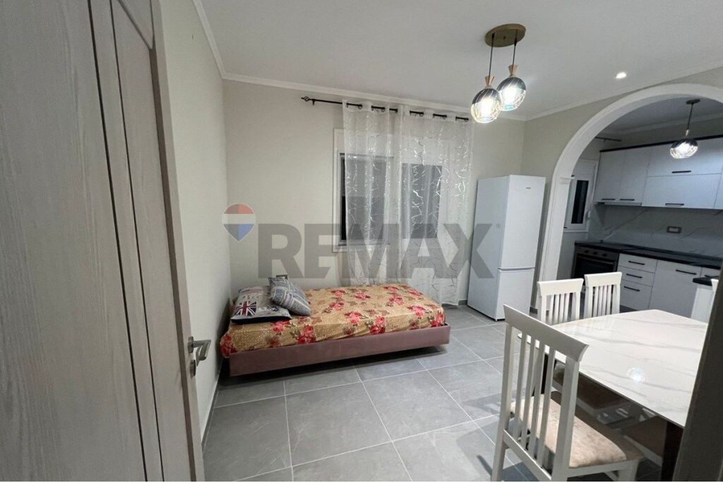 🏡 SHTËPI PRIVATE PËR QIRA – QENDËR, VLORË