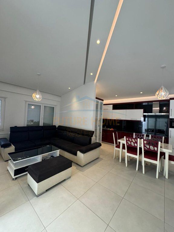 Shitet, Apartament 2+1+2+Verandë, Rruga Shefqet Kuka , Fresk