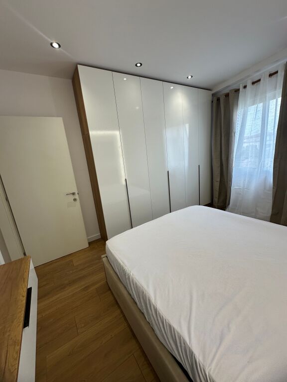 Shitet apartament 1+1