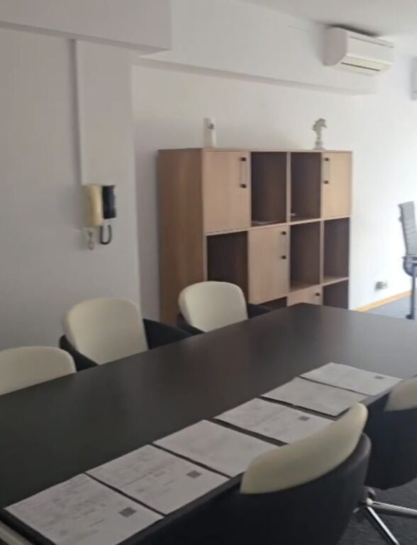 Ufficio+veranda in affitto a Torre Drin, Toptani, Qender, Piazza Skenderbej.