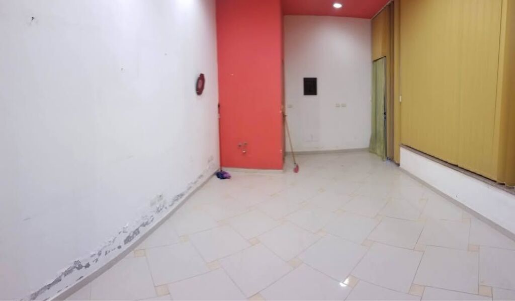Shop for sale in the 15 Tetori Fier neighborhood only 300 meters from the city center.