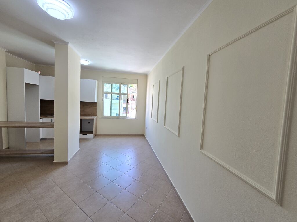 Shitet apartament 1+1